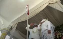 Usai Ijab Kabul, Pengantin di Boyolali Langsung Kibarkan Bendera Merah Putih<