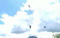 Video Aksi Heroik Petugas PLN Selamatkan Penerjun Payung Tersangkut di Sutet Tomohon