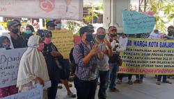 Warga Geruduk Kantor Disdukcapil Banjarmasin Gegara Urus e-KTP Lama<