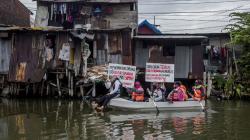 Potret Perempuan Pejuang Kali Surabaya Susur Sungai Cari Sampah Plastik