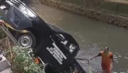 Parkir Tak Sempurna, Mobil PPSU Tercebur ke Kali Krukut