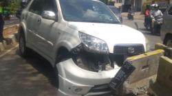 Hantam Separator Transjakarta di Jalan Sultan Iskandar, Bagian Depan Minibus Rusak