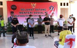 Menteri Sosial Membagikan BST di Klungkung untuk 158 KPM