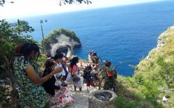 Petugas Gabungan Sosialisasi Protokol Kesehatan di Objek Wisata dan Lokasi Upacara Adat