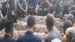 Video Pemakaman 4 Korban Pembunuhan Sekeluarga di Sukoharjo Dikubur 1 Liang Lahat