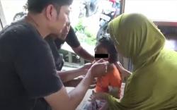 Tega! Ibu Kandung dan Ayah Tiri Kabur Tinggalkan Anak di Rumah Warga