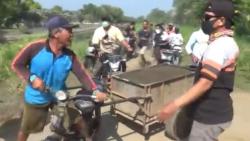 Dinilai Rusak Lingkungan, Warga Jombang Gerebek dan Tangkap Puluhan Penambang Pasir Ilegal<