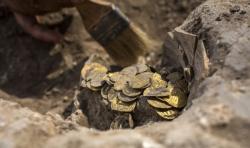 Gali Tanah, Remaja Israel Temukan Ratusan Koin Emas Berusia 1.100 Tahun