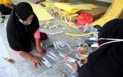 Ibu Rumah Tangga Penyandang Disabilitas di Pati Ketiban Rezeki Buat Face Shield