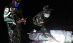 Patroli Perbatasan, TNI Amankan 29 Karung Pakaian Bekas Asal Malaysia