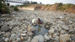 Musim Kemarau, Warga Bogor Cari Sisa Air di Sungai Cipamingkis