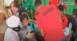 Detik-Detik Petugas Damkar di Tuban Lepas Jari Bocah Terjepit Gembok Masjid