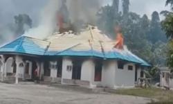 Kecewa Hasil Pengumuman CPNS, Warga Bakar Kantor Badan Kepegawaian Mamberamo Raya
