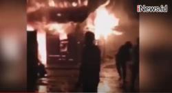 Detik-Detik Rumah di Jalan Pelajar Ludes Terbakar, 5 Mobil Damkar Dikerahkan