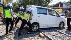 Aksi Polantas Polresta Sidoarjo Bantu Warga Melewati Perlintasan Kereta Api