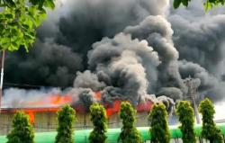 Kebakaran Gudang Polytron Demak, Api Belum Bisa Dikendalikan