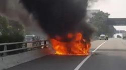 Diduga Korsleting Aki, Mobil Terbakar di Tol Simatupang