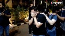Video Polisi Gerebek Pesta Seks Gay di Kuningan, 56 Orang Ditangkap