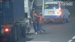 Rekaman CCTV Aksi Begal Rampas Ponsel dan Kartu e-Tol Pengemudi Truk di Tol Kemayoran