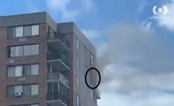 Aksi Heroik Petugas Pemadam Selamatkan Korban Kebakaran Gedung Pakai Seutas Tali