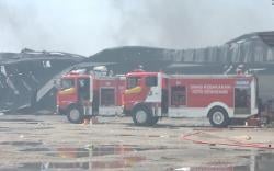 Proses Pendinginan, Asap Hitam Masih Mengepul di Gudang Polytron Demak