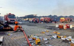 Butuh 15 Jam Padamkan Kebakaran Gudang Polytron di Demak