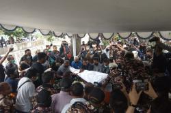 Jenazah Tri Nugraha Dimakamkan di Samping Makam Ibunya
