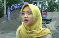 Viral Operator Alat Berat Cantik Berhijab di Klaten Buat Netzien Gagal Fokus 