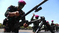 Begini Aksi Prajurit Marinir Bongkar Pasang Senjata dengan Mata Tertutup