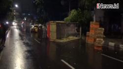 Video Truk Ayam Terguling di Pasar Baru akibat Jalan Licin