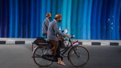 Pasangan Gibran-Teguh Naik Sepeda Ontel Daftar Pilwalkot Solo ke KPU