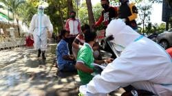 Tim Medis Pakai APD Lengkap Rawat Korban Kecelakaan Lalu Lintas di Surabaya