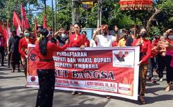 Pasangan Kembang - Sugiasa Mendaftar di Hari Pertama ke KPU Jembrana