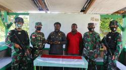 Warga Keerom Serahkan Sepucuk Senjata Api ke Satgas RI-Papua Nugini