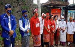 Pasangan Sedana – Diar Gelar Sembahyang Bersama Sebelum Mendaftar ke KPU Bangli