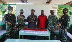 Tokoh Masyarakat Papua Serahkan Senjata Rakitan Laras Pendek ke TNI