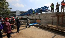Wali Kota Risma Minta Proyek Jembatan Joyoboyo Rampung November