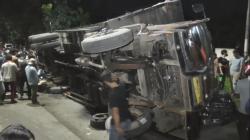 Kakek 50 Tahun Tewas Tertimpa Truk Terbalik di Medan<