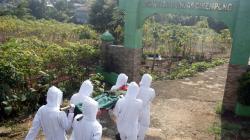 Pelanggar PSBB Ditandu Satpol PP Bogor ke Tempat Pemakaman Umum