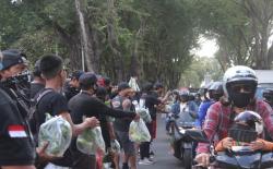 Dukung Jerinx, Pegiat Sepeda Keliling Kota Denpasar Berbagi Sayur Gratis