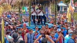 Diarak dengan Tandu, Paslon Ini Mendaftar Ke KPUD Raja Ampat
