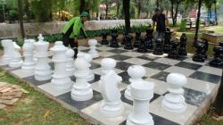 Penampakan Catur Ukuran Raksasa di Taman Singkarak Benhil