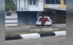 Video Orang Gangguan Jiwa Ngamuk Bawa Senjata Tajam Rusak Mobil di Aceh