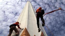 Begini Perjuangan Pemanjat Profesional dalam Merawat Monumen Tugu Pahlawan