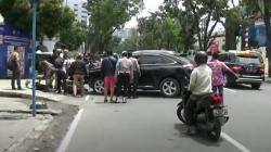 Pengendara Motor Perempuan Pingsan usai Tabrak Mobil di Medan, Warga Berkerumun