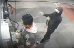 Rekaman CCTV Aksi Perampokan SPBU di Bandung, Pelaku Todongkan Senjata Tajam