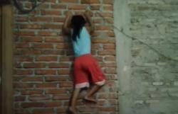 Video Bocah Spiderman di Pekalongan Panjat Tembok Setinggi 4 Meter