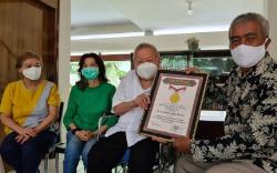 Tak Pernah Minta Bayaran ke Warga Miskin, Ini Sosok Dokter Lo yang Raih Penghargaan MURI