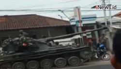 Polres Cimahi Gelar Olah TKP Tank TNI AD Tabrak Motor dan Gerobak di Bandung