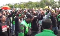 Sepi Penumpang, Ratusan Pengemudi Ojol Kepung Kantor Gubernur Jatim